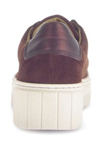 Braune Wildledersneaker mit glattem braunen Lederakzent an der Ferse. Verfügt über eine klobige weiße Gummisohle mit strukturiertem Oberflächenmuster und Rillen.
