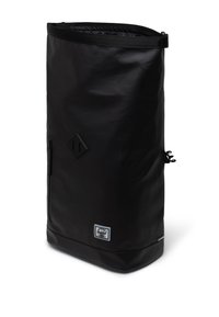 Musta, matta reppu, jossa on sylinterimäinen muoto, ylhäällä vetoketju, sivutasku ja timanttimainen logo korostus. Raitakuvioinen materiaali.