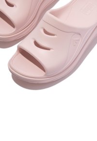 Roze slide sandalen van textuur rubber, met een gesloten teen, twee ventilatiegleuven bovenaan en een gebogen, raised zoolontwerp.