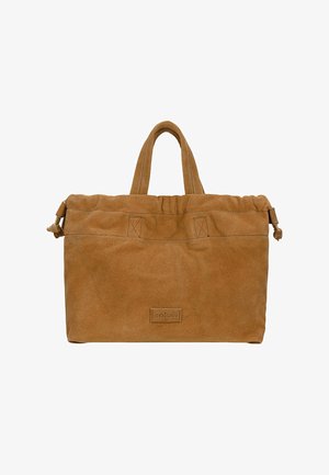 Bruine suède tote bag met dubbele handvatten en verstelbare zijknopen, met een subtiele rechthoekige merkpatch aan de voorkant.