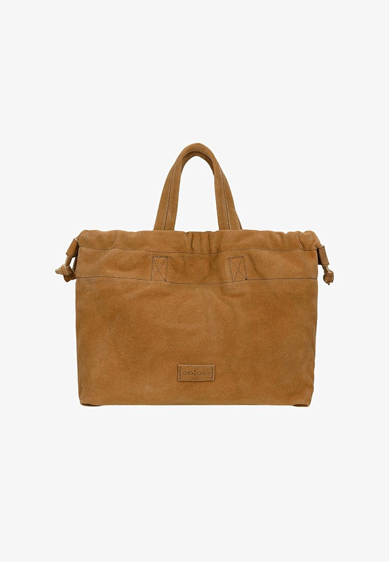 Sac cabas en daim marron avec doubles poignées et nœuds latéraux ajustables, avec un discret patch de marque rectangulaire à l'avant.