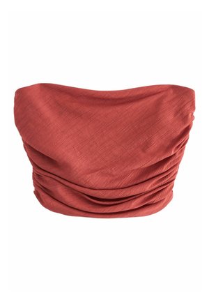 Rustfarvet top uden stropper med tekstureret stof, der har bløde plisseringer foran og en glat finish ved halsudskæringen.