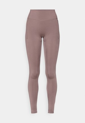 Augsta vidukļa legingi mīkstā mauves krāsā, izgatavoti no elastīga auduma ar plakaniem šuvēm un sānu kabatām. Gluda tekstūra un pieguļošs dizains.