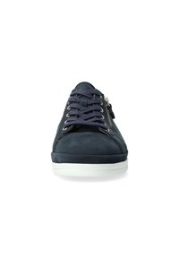 Baskets en daim bleu marine avec bout rond, fermeture à lacets à l'avant et détail de fermeture éclair sur le côté. Semelle en caoutchouc blanche. Texture lisse, design décontracté.