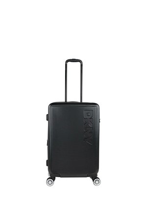 Maleta rígida de color negro con superficie texturizada, asa extensible, cuatro ruedas y un prominente logo de DKNY en el frente.