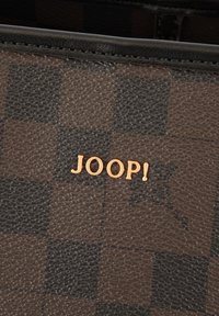 Brunt texturerat plånbok med schackrutig mönster och guldfärgat "JOOP!"-märke. Innehåller svarta läderkanter för hållbarhet.