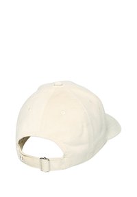Cremfarbener Baseball-Cap aus Baumwolle mit gebogenem Schirm, verstellbarem Riemen auf der Rückseite und Belüftungsöffnungen.