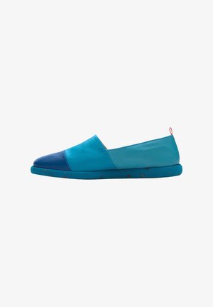 Blaues und türkisfarbenes Slip-On-Schuh mit einer strukturierten Gummisohle, ausgestattet mit einem zweifarbigen Design und einem kleinen roten Akzent an der Ferse.