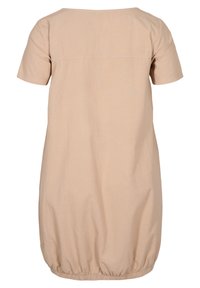 Beige mekko lyhyillä hihoilla, joka on valmistettu pehmeästä kankaasta. Siinä on pyöreä pääntie, kootut helmat ja yksinkertainen, löysä istuvuus.