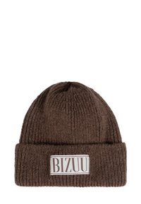 Bruine geribbelde gebreide muts met een omgevouwen boord en een wit rechthoekig label met daarop de merknaam "BIZUU" aan de voorkant.