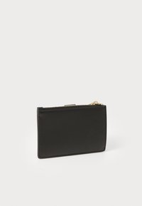 Portefeuille en cuir noir avec une texture lisse, doté d'une fermeture éclair et d'un design minimaliste. Forme rectangulaire compacte. Accents en métal doré.