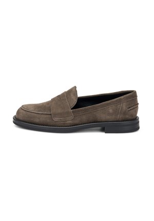Mocasines de ante en marrón oscuro con punta redonda, que presentan una correa cosida en el empeine y una suela plana de goma negra.