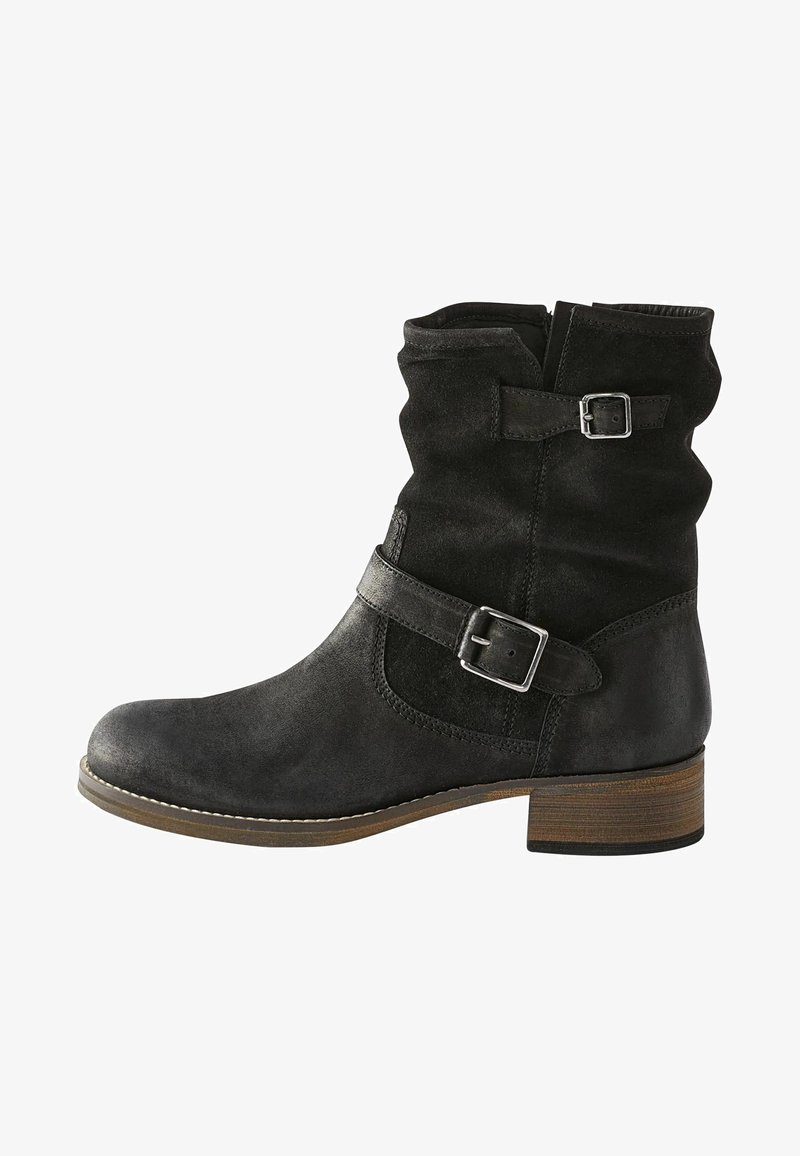 Schwarze Wildleder-Ankle-Boots mit einem lässigen Design, silbernen Schnallen, abgerundeter Spitze und einem stabilen Holzabsatz. Kontrastnähte entlang der Sohle.