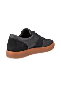 Baskets en cuir noir et daim avec une semelle en caoutchouc, présentant un profil bas, un bout rond et des accents texturés. Design à lacets.