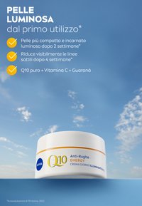 Barattolo di crema bianca con un'etichetta blu e arancione, con la scritta "Q10 Anti-Rughe ENERGY", posizionato su uno sfondo di cielo blu.