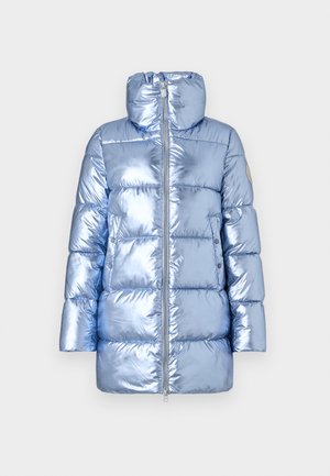 Helle blaue, glänzende Pufferjacke mit hohem Kragen, Vorderreißverschluss und Druckknopftaschen, vor einem schlichten weißen Hintergrund präsentiert.