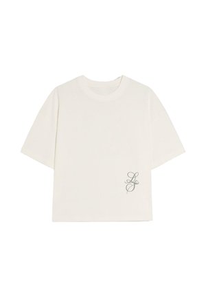 Tricou alb cu mâneci scurte și decolteu rotund, cu inițialele mici "LS" scrise cursiv, imprimate aproape de tivul din partea dreaptă jos.