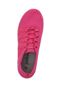 Rosa gestrickter Damenschuh mit strukturiertem Obermaterial, elastischen Schnürsenkeln und einer weichen Innensohle. Gummisohle mit abgerundeter Zehenform.