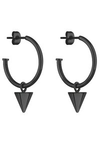 Schwarze Creolen mit einem glatten, runden Design, die unten einen dreieckigen Anhänger haben. Das Material scheint Metall zu sein.