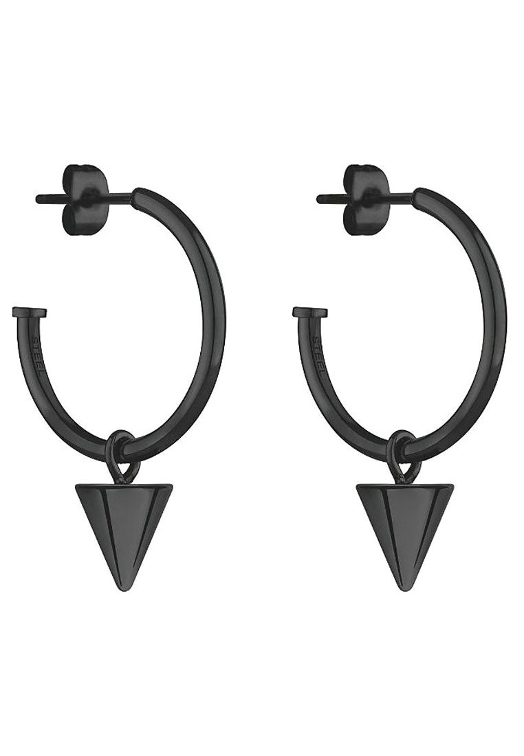 Schwarze Creolen mit einem glatten, runden Design, die unten einen dreieckigen Anhänger haben. Das Material scheint Metall zu sein.