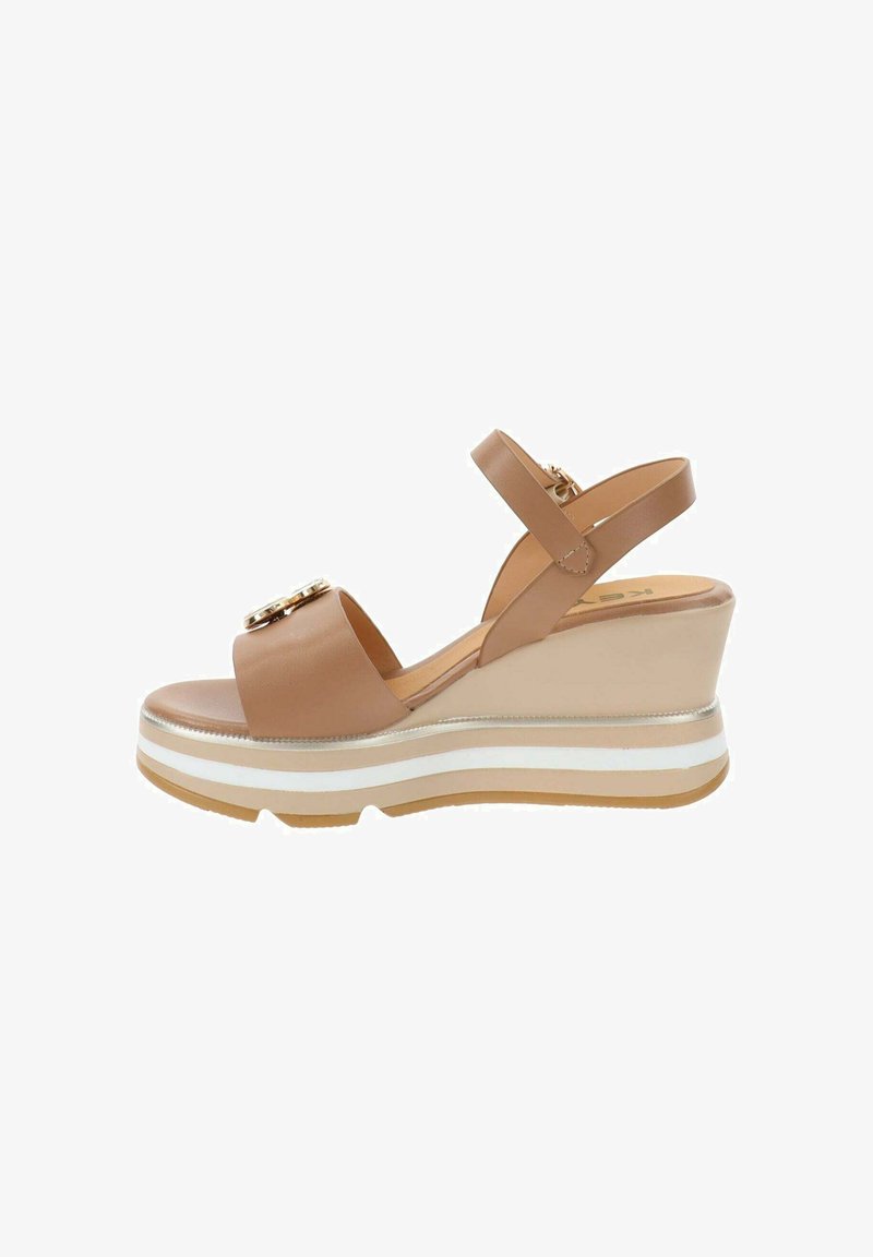 Sandale compensée en cuir beige avec une large bride, une bride de cheville ajustable et une semelle épaisse à rayures blanches. Présente un détail de quincaillerie décoratif.