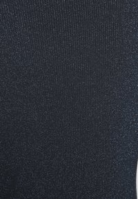 Tessuto a coste navy con una leggera lucentezza, caratterizzato da sottili fili metallici che creano un aspetto testurizzato e scintillante.