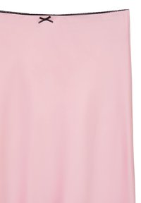 Tissu rose clair, texture lisse, avec un bord noir en haut et un petit nœud noir en accent. Design simple et fluide.