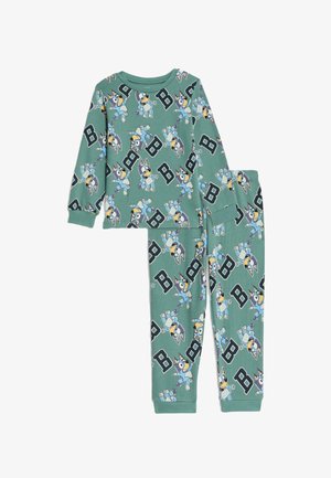 Groen katoenen pyjama set met lange mouwen en broek. Kenmerkt zich door een speels patroon van cartoonhonden en letters, geribbelde boorden en een tailleband.