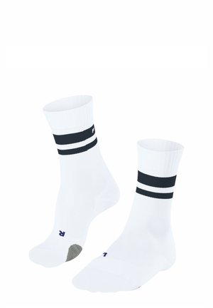 Weiße Baumwollsocken mit dunkelblauen Streifen an der Oberseite. Verfügt über einen grauen Zehenbereich und eine gerippte Textur für zusätzlichen Halt.