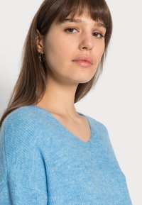 Vero Moda VMCREWLEFILE V-NECK  NOOS - Camisola - blue bell