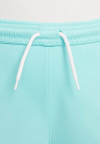Turquoise korte broek met een gestructureerde tailleband, voorzien van een witte trekkoord en een gladde stof. Stikdetails zichtbaar nabij de tailleband.