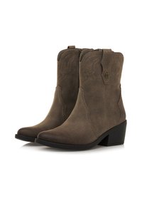 Botas de vaquero de ante marrón hasta la mitad de la pantorrilla con tacones bajos en bloque, con costuras decorativas y lengüetas de tirón sobre un fondo blanco.
