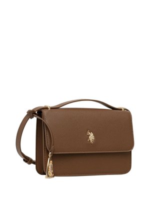 Borsa a tracolla in pelle marrone con finitura testurizzata, dettagli in oro, chiusura a patta e un ciondolo pendente con dettaglio del logo.