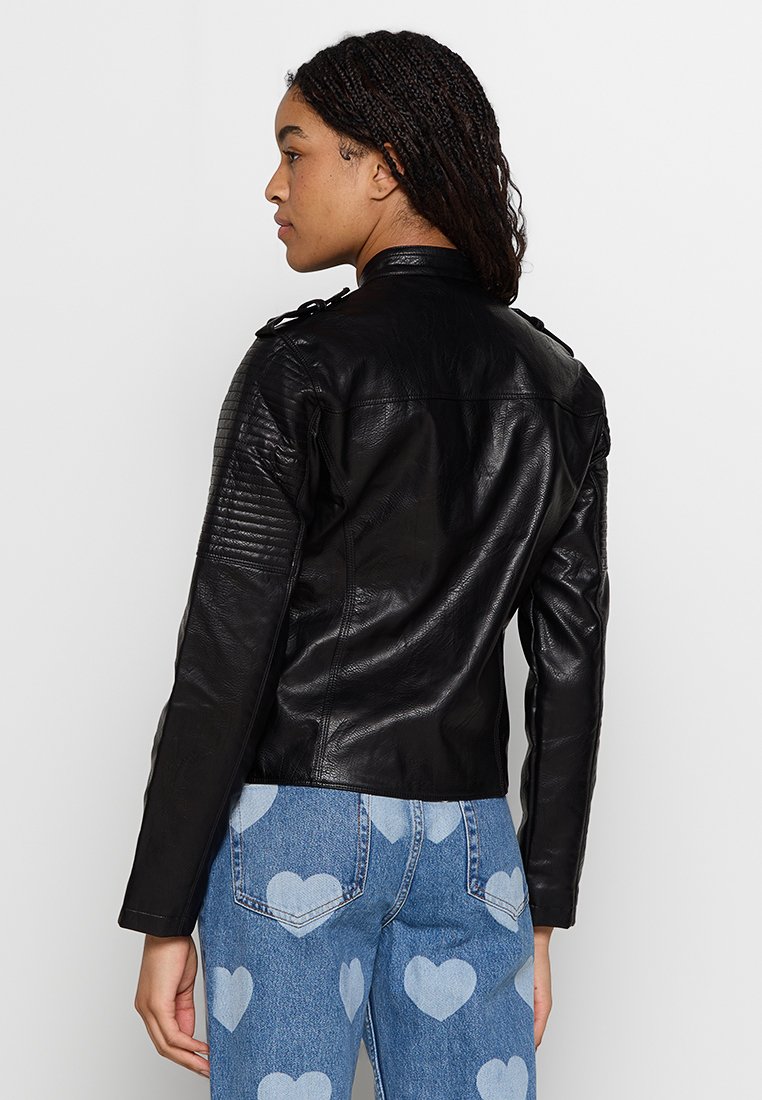 Chaqueta de moto de piel negra con un diseño ajustado, acentos en los hombros, textura acanalada en las mangas y un acabado suave.