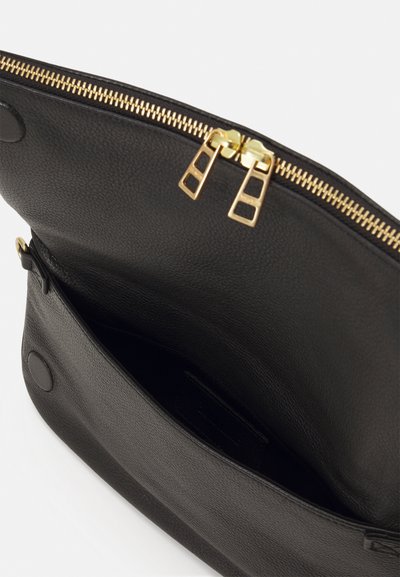 Borsa in pelle nera con superficie textured, dotata di una cerniera dorata e tiranti. L'interno presenta un ampio scomparto con una tasca piatta.
