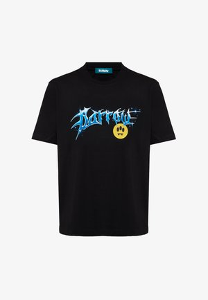 T-shirt nera a maniche corte con scritta stilizzata blu "Barrow" e grafica gialla di un'impronta di zampa con denti sotto il testo al centro davanti.