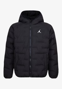 Giacca a vento nera con cappuccio, con zip frontale, design trapuntato e un discreto logo Air Jordan bianco sul lato sinistro del petto.