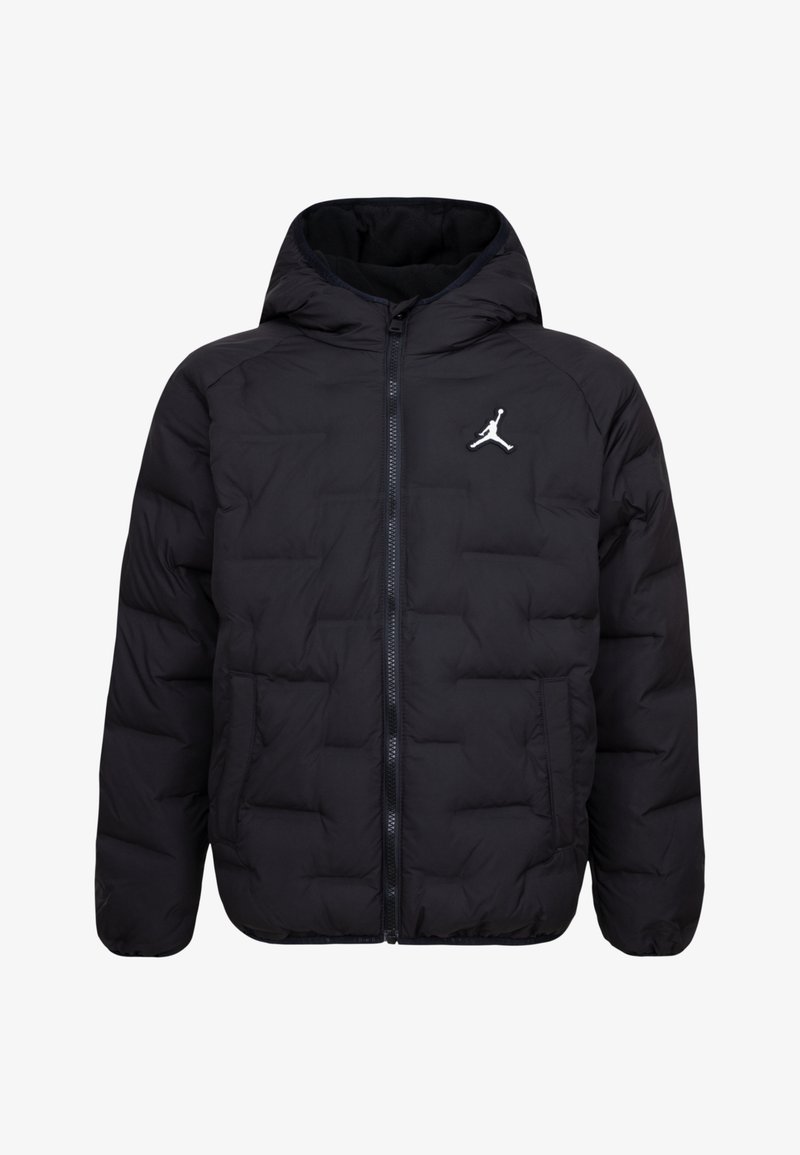Svart pufferjakke med hette, med glidelås foran, quiltet design og en subtil hvit Air Jordan-logo på venstre bryst.