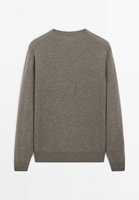 Grau gestrickter Pullover, mit Rundhalsausschnitt, langen Ärmeln und gerippten Bündchen und Saum. Angenehme Textur mit einfarbigem Finish.