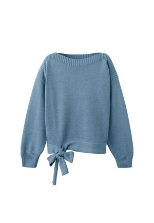 Pulover tricotat albastru deschis cu mâneci lungi, manșete dantelate, decolteu larg și un detaliu cu fundiță legată la tiv.