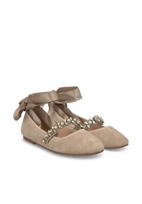 Ballerines en suède beige avec un bout carré, dotées d'une sangle en strass sur le cou-de-pied et d'un ruban en satin à nouer autour de la cheville.