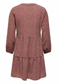 Vestido floral marrón con mangas largas, volantes en capas, cuello redondo y una tela texturada que presenta un pequeño patrón de hojas.