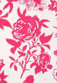 Kukkakuvioinen kangas, jossa on suuria, elävän pinkkejä ruusuja vihreillä lehdillä valkoisella taustalla, sileä pinta ja yksityiskohtainen viivatyö.