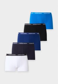 Cinq paires de boxers Björn Borg en bleu, noir, bleu foncé, marine et blanc, disposées en ligne verticale décalée.