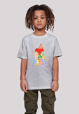 Graues Baumwoll-T-Shirt mit bunten Bärendesigns, die vor einem roten Herz-Hintergrund gestapelt sind. Kurze Ärmel und runder Ausschnitt.