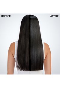 Cheveux longs et noirs présentés en format avant-après ; le côté gauche est ondulé, tandis que le côté droit est lisse et droit avec une finition brillante.