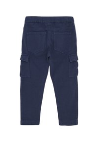 Marineblaue Kinderhosen mit elastischem Bund, Gesäßtaschen und seitlichen Cargo-Taschen, von hinten vor einem weißen Hintergrund dargestellt.