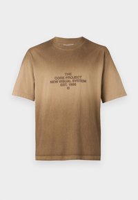 Brun bomulds t-shirt med korte ærmer, med et centreret grafik i mørkebrun tekst. Klassisk rund halsudskæring, lige kant.
