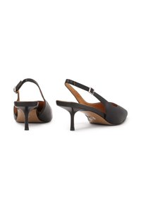 Must have nahkased slingback kingad ümmarguse varbaküljega, keskmise kontsaga ja reguleeritava rihmaga, millel on hõbedane pandla. Sile tekstuur, minimalistlik disain.