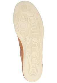 Brune lær-sneaker med en hvit gummisåle, med teksturerte grepmønstre og preget merkevare langs bunnen.